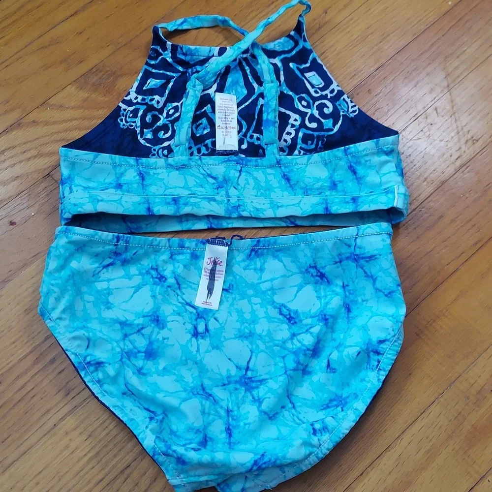 🎁 10/$25 Justice reversible swimsuit, size 8 blue bikini, tye dye batik